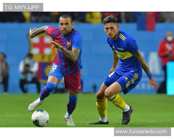 足球明星日常穿搭风格大揭秘时尚与运动的完美结合 足球明星日常穿搭风格大揭秘时尚与运动的完美结合