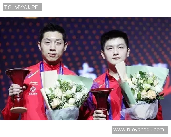 足球明星进球后甜蜜拥抱女友展现爱情温馨瞬间引发球迷热议